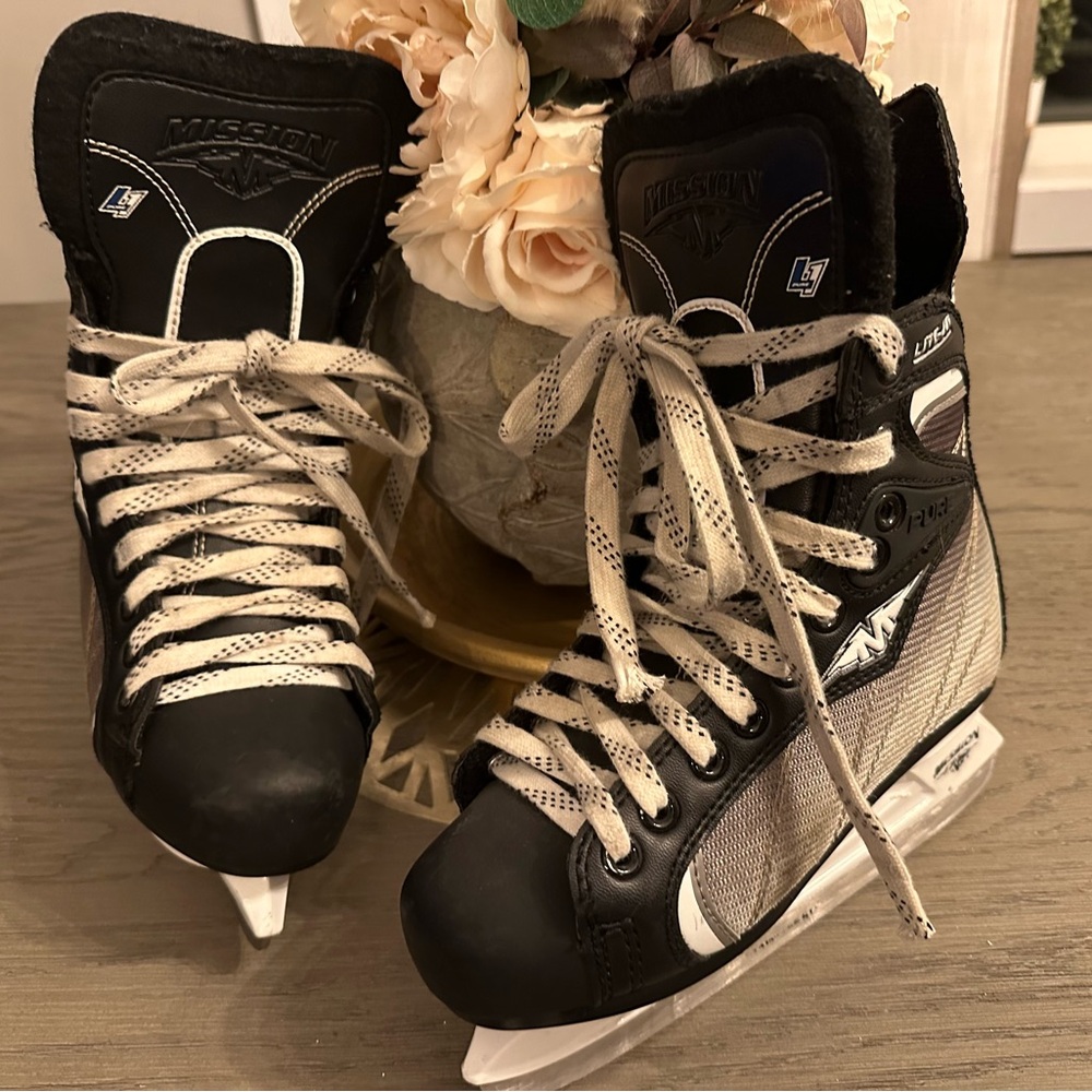 Mission L1 Pure Lite Fit Boys Youth Black & White Ice Hockey Skates - Size 3E